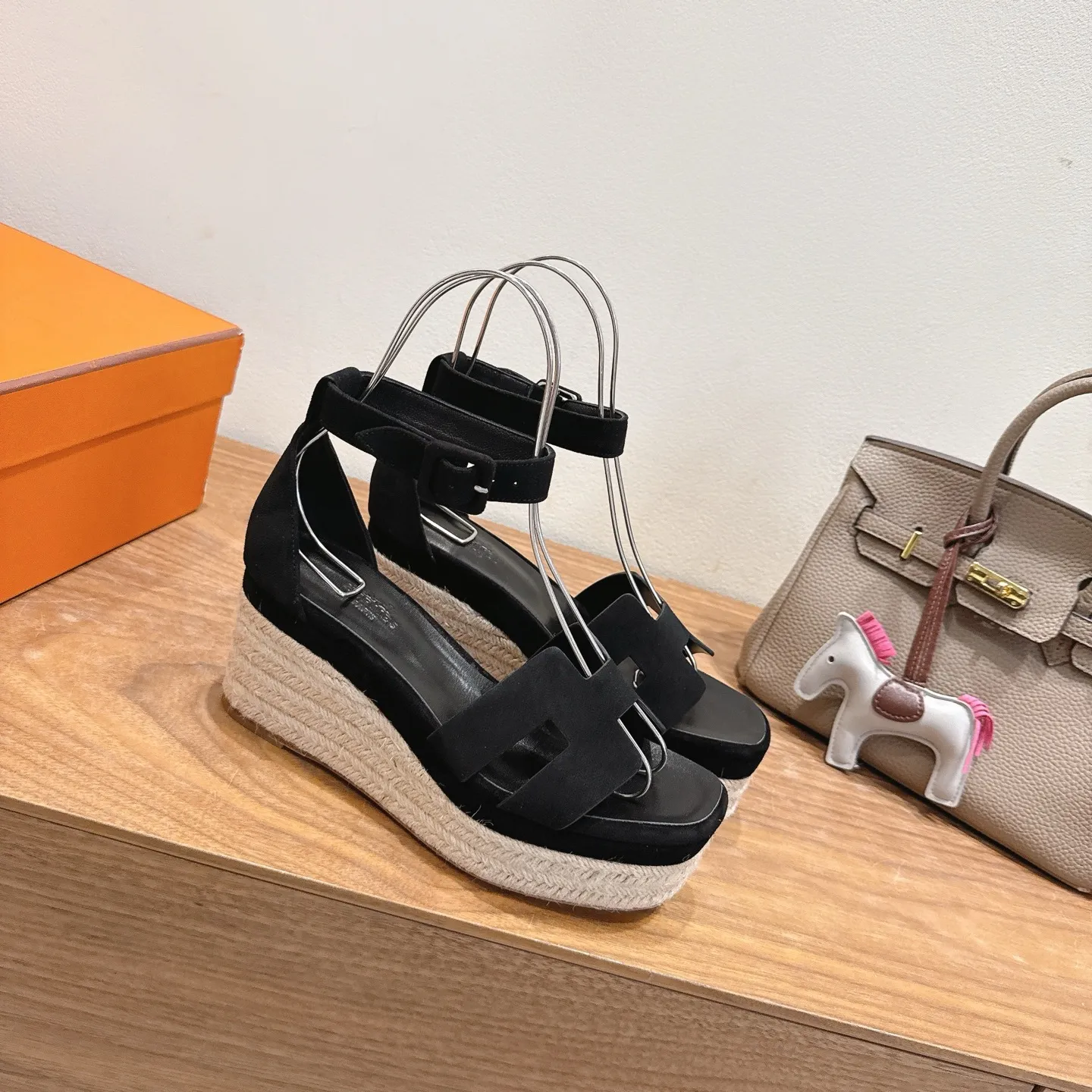 👟👟Ex-factory price 720👟👟 Hermes... a Eclair 2025 new color + popular series, the version is super positive, with a certain thickness, which makes the legs longer! Breathable, comfortable calfskin, spring and summer color matching, this item is both beautiful and comfortable! Channel supply code size: 35-39 can be ordered as 40.41 with airplane box ➕20
